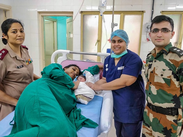 दिन रात लोगों के बचाने में जुटी सेना