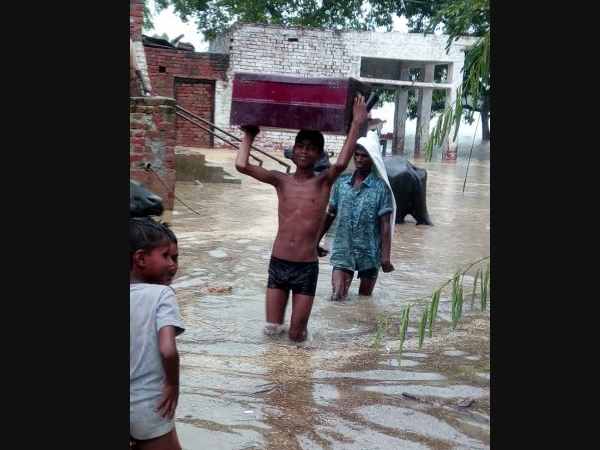 Kanpur administration distributed only 3 packets of biscuit among flood affected 100 families