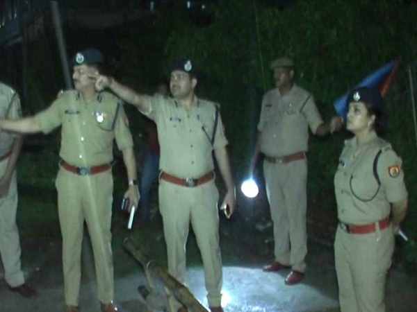 chillies in the eyes looted 12 lakhs in kanpur