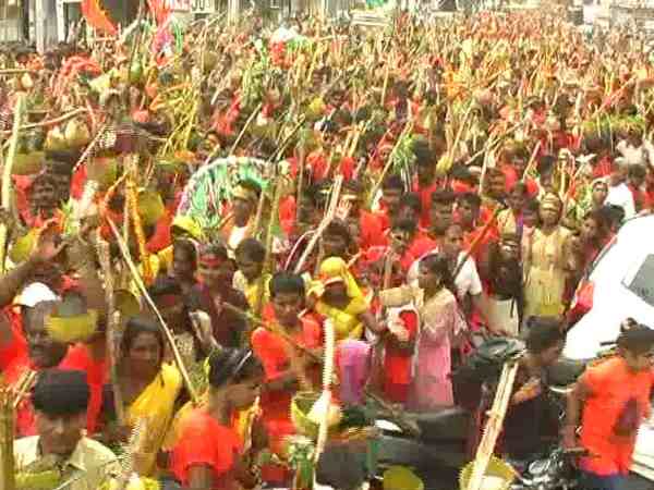 strange and natural friendly kanwar yatra seen in jabalpur strange and natural friendly kanwar yatra seen in jabalpur
