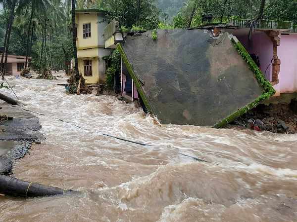 केरल की मदद को बढ़े हाथ