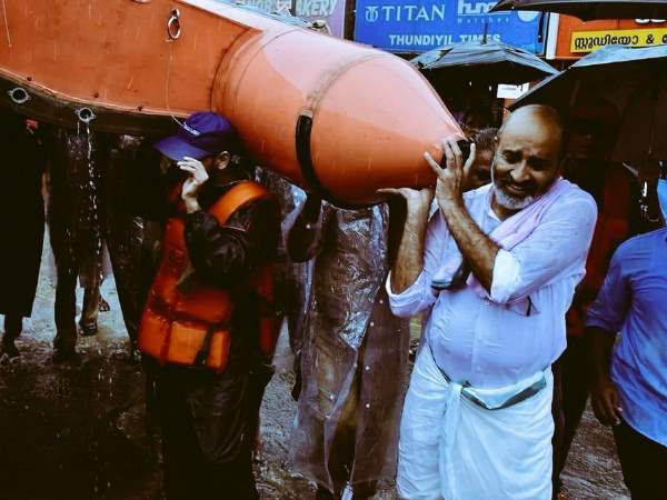 जल संसाधन मंत्री ने कंधे पर उठाई बोट