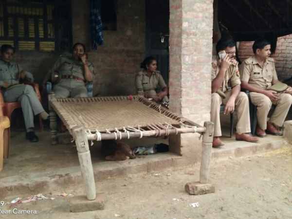 शनिवार को पहुंचे थे शव निकाले