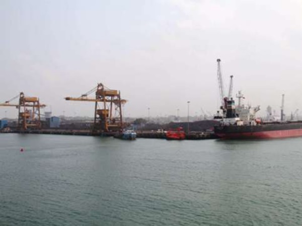 मजदूर ऑपरेटरों को देते हैं कमीशन