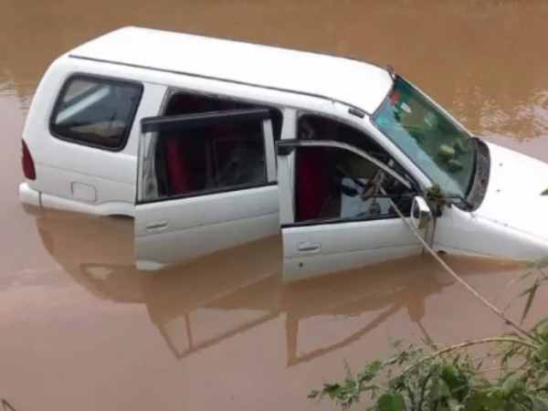 maharashtra Three people of the family with their car flown in Godavari river flood maharashtra Three people of the family with their car flown in Godavari river flood