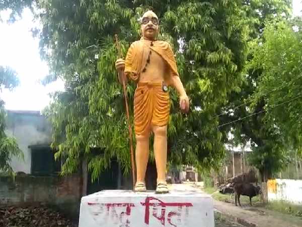 shahjahanpur mahatma gandhis statue has been painted with bhagwa color shahjahanpur mahatma gandhis statue has been painted with bhagwa color