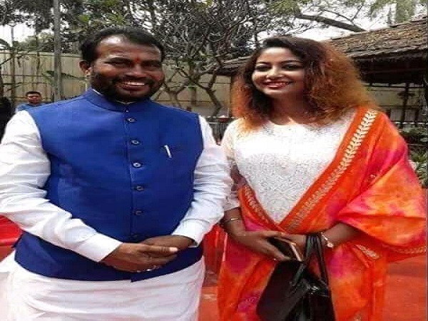 कई नेताओं के साथ मनीषा की तस्वीर