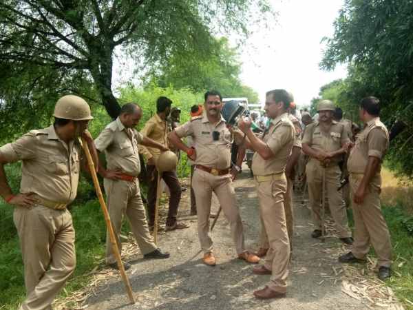दलित लोगों के न मानने पर की हवाई फायरिंग 