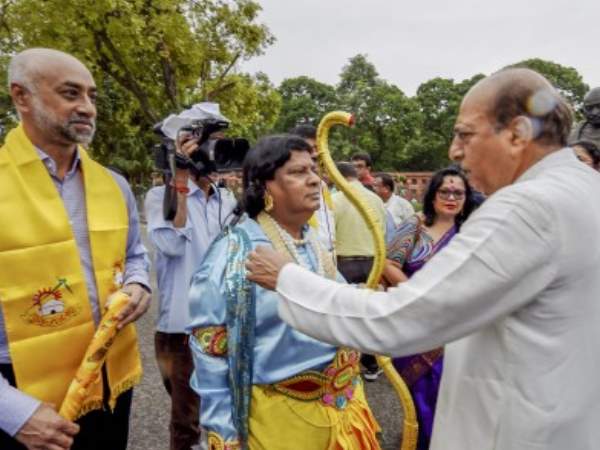 इससे पहले भगवान राम की वेश-भूषा में संसद पहुंचे थे सांसद इससे पहले भगवान राम की वेश-भूषा में संसद पहुंचे थे सांसद