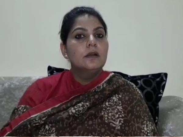 jyotiraditya sindhiya lowered Congress spokesman Noori Khan to stage down, video viral