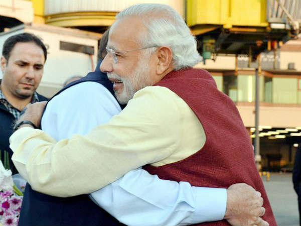 जब पीएम मोदी ने नवाज को लगाया गले 