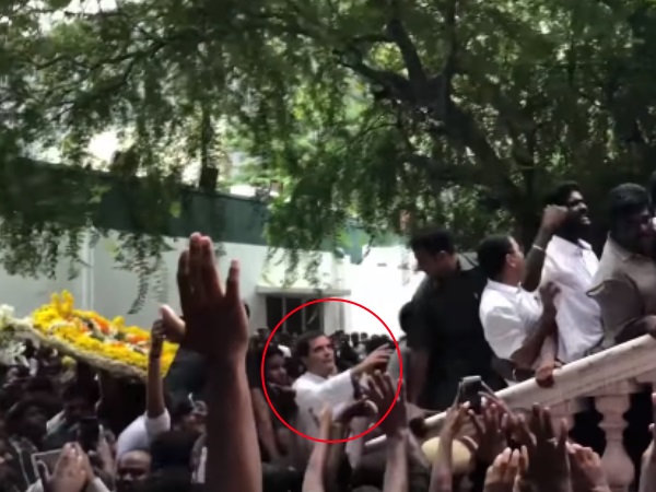 पुलिस ने राहुल को कड़ी मशक्कत के बाद भीड़ के बीच से निकाला