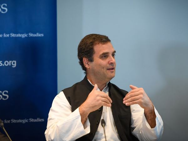 विदेश मंत्री वीजा देने में बिजी हैं विदेश मंत्री वीजा देने में बिजी हैं