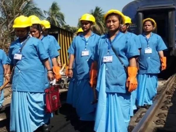 महिलाओं ने बोर्ड को एक एप्रेन सैंपल में भेजा