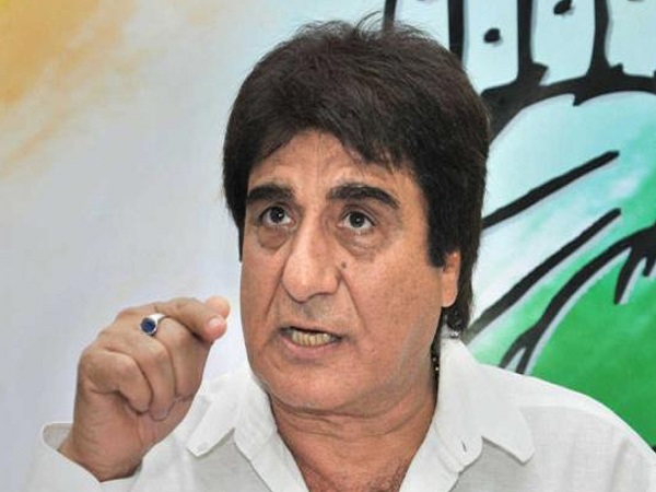 राज बब्बर हाथ जोड़कर उनके सामने खड़े हो गए 