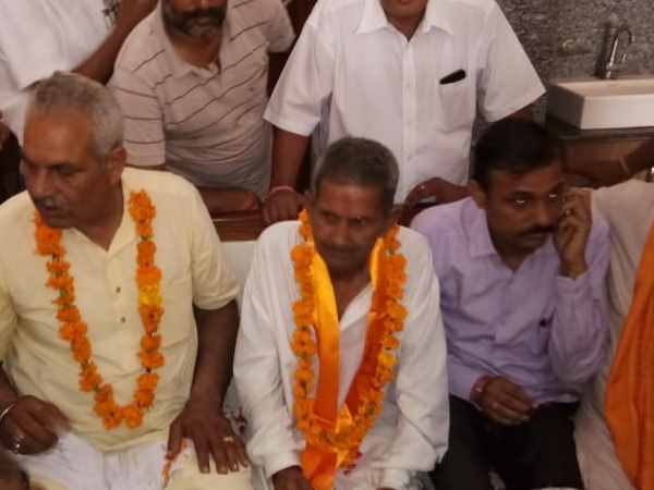 after 36 year Makhani Devi welcomes her husband after 36 year Makhani Devi welcomes her husband