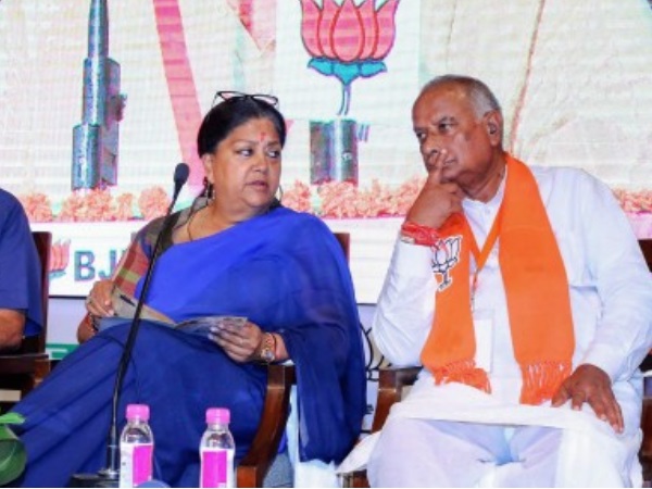 राजे इस मौके का फायदा उठाने की कोशिश में हैं