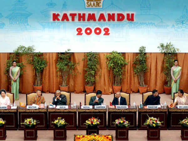 हाथ मिलाने के बाद वाजपेई ने दिया कड़ा जवाब