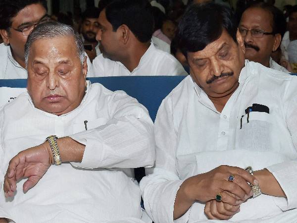 अचानक सपा दफ्तर क्यों पहुंचे मुलायम?