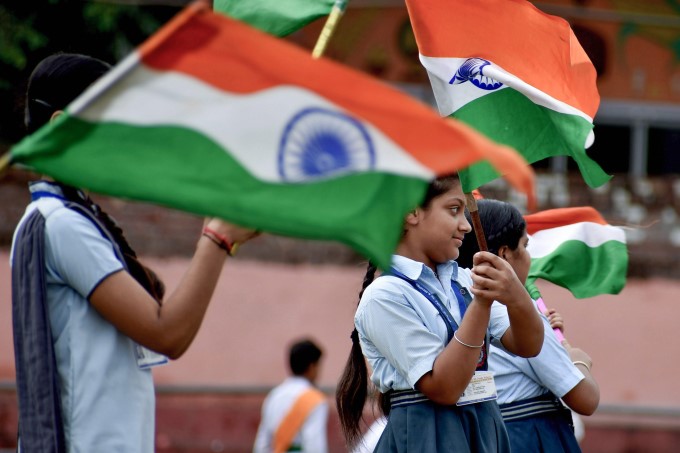 Independence day: केसरिया, सफेद और हरे रंग में रमा पूरा देश, तस्वीरें दिल चुरा लेंगी Independence day: केसरिया, सफेद और हरे रंग में रमा पूरा देश, तस्वीरें दिल चुरा लेंगी