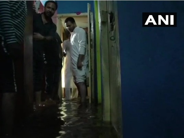  पांच दिनों से लोग अपने घरों की छतों पर रहने के लिए मजबूर 