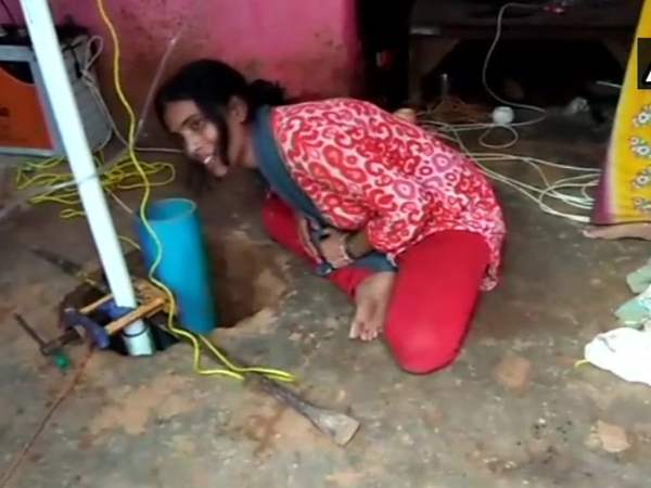 खोदा गया 40 फीट का गड्ढा 