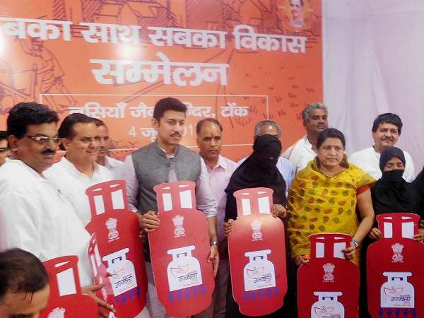 पांच करोड़ लोगों को दिए गए कनेक्शन