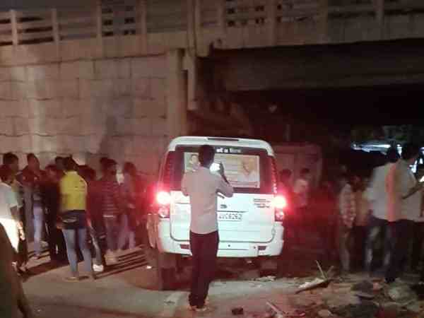 लोग चिल्लाते रहें और प्रॉपर्टी डीलर अपनी गाड़ी से लोगों को बार बार कुचलता रहा