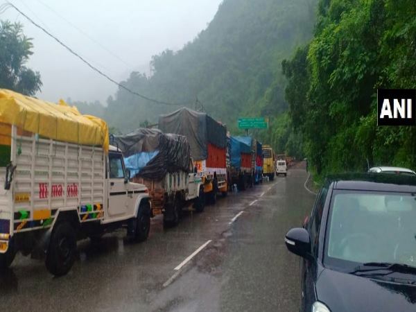 सोमवार सुबह से कई जगहों पर बारिश