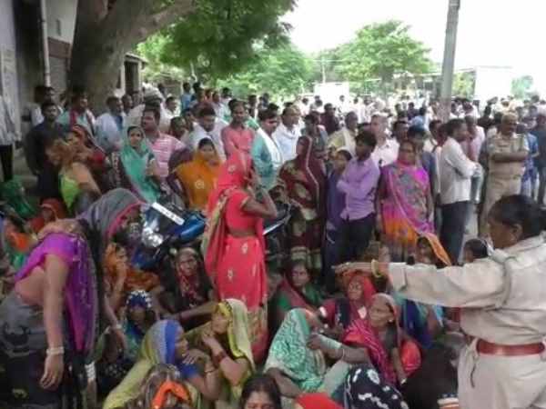 मुआवजे में मांग को लेकर परिजनों ने किया चक्का जाम