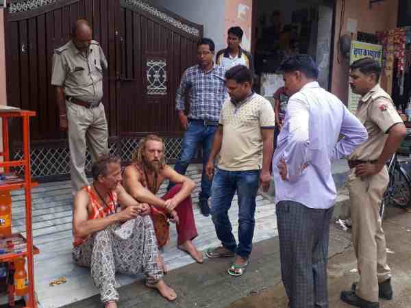 तीर्थनगरी पुष्कर में नशे में धुत्त विदेशियों ने फिर मचाया हंगामा तीर्थनगरी पुष्कर में नशे में धुत्त विदेशियों ने फिर मचाया हंगामा