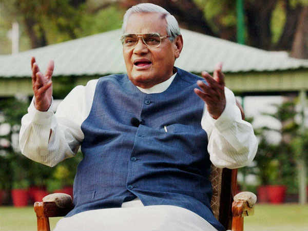 जब विदेश मंत्री बने अटल बिहारी वाजपेयी, दीवार से गायब थी नेहरू की तस्‍वीर