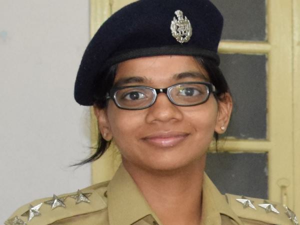पिता 30 साल से पुलिस में, बेटी ने 4 साल पहले किया ज्वाइन
