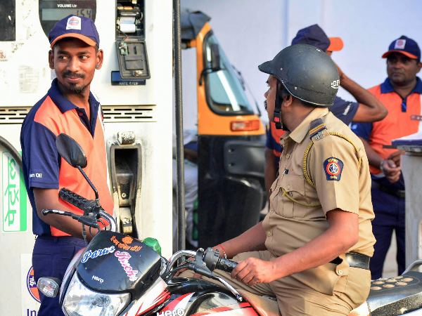 लुभावने ऑफर लेकर आए पेट्रोल पंप मालिक