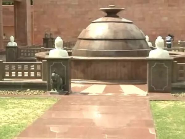 घर के अंदर लगवाईं खास तस्वीरें