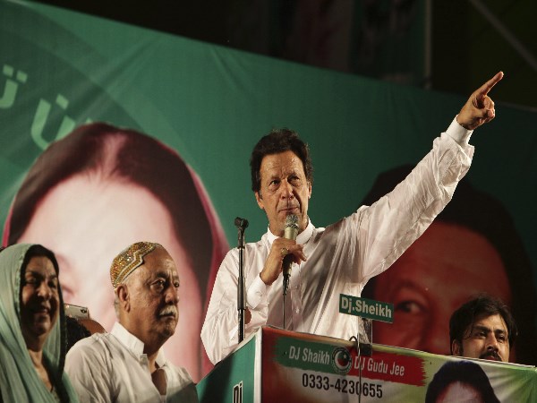 पाकिस्तान चुनाव आयोग ने इमरान खान को भेजा नोटिस पाकिस्तान चुनाव आयोग ने इमरान खान को भेजा नोटिस