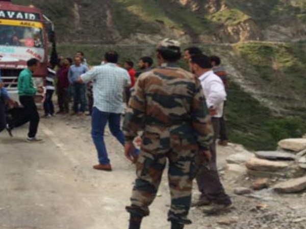 जम्मू कश्मीर: सेना का ट्रक खाई में गिरा, दो जवानों की मौत जम्मू कश्मीर: सेना का ट्रक खाई में गिरा, दो जवानों की मौत
