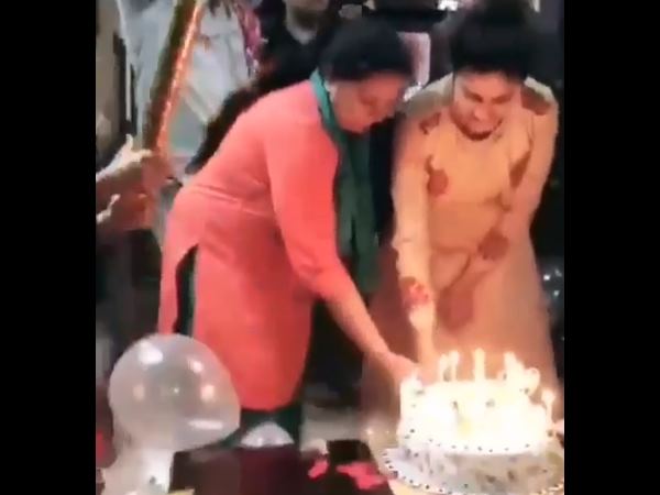 मां के साथ काटा जन्मदिन का केक