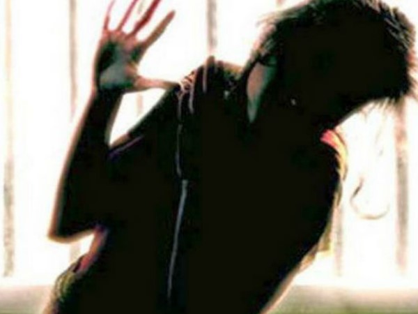 लड़के ने स्कूल से घर लौटते समय लड़की को चॉकलेट ऑफर की थी 