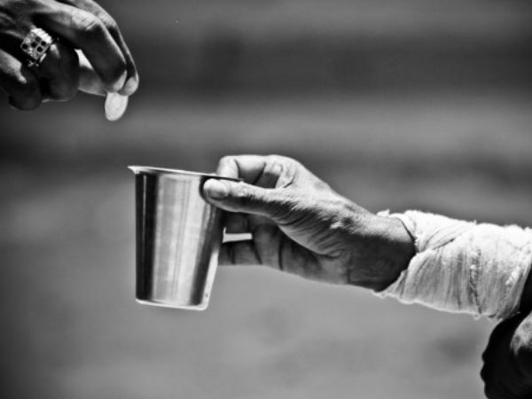 कलेक्टर को दिया पांच हजार रुपये कैश