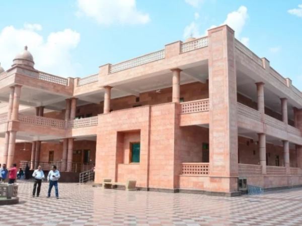 71 हजार स्कॉयर फीट में बना है घर