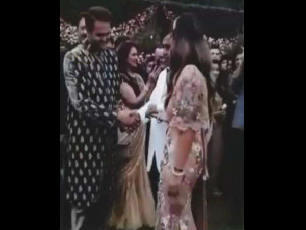  पिता के साथ पहुंची ईशा