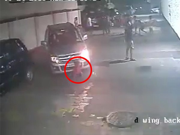 चमत्कारिक तरीके से बच गया बच्चा