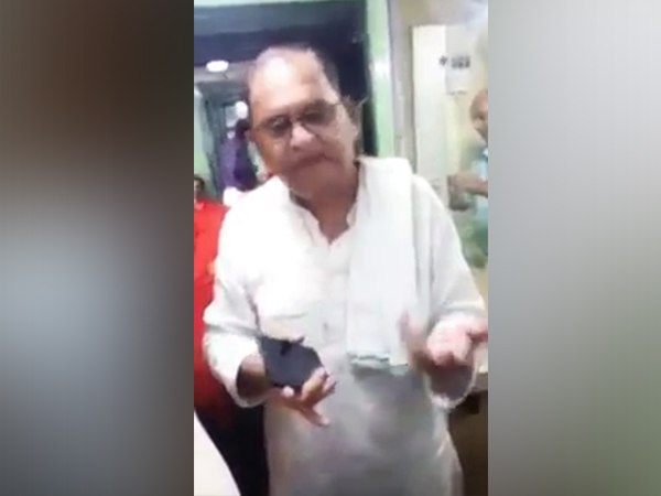 कर्मचारियों ने लॉक तोड़कर कांग्रेस नेता को निकाला बाहर