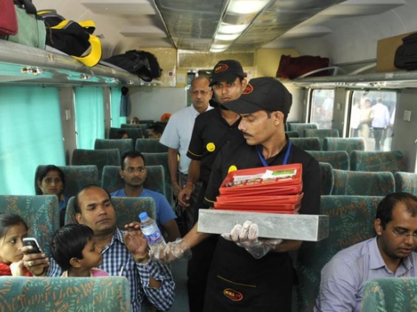 बढ़ाया गया ट्रेनों में चाय-कॉफी का रेट बढ़ाया गया ट्रेनों में चाय-कॉफी का रेट