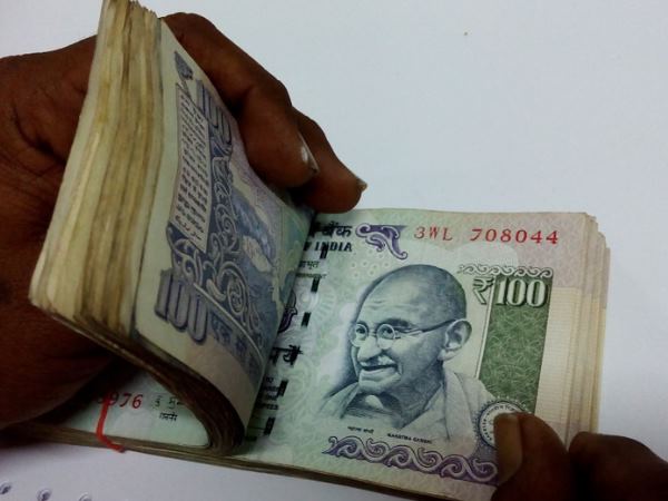 15 लोगों के अकाउंट में आए पैसे 15 लोगों के अकाउंट में आए पैसे