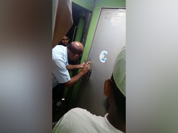 करीब दो घंटे तक ट्रेन के टॉयलेट में फंसे रहे कांग्रेस नेता