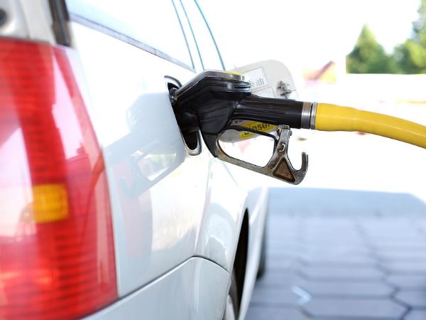 'सरकार कम करे तेल पर टैक्स'