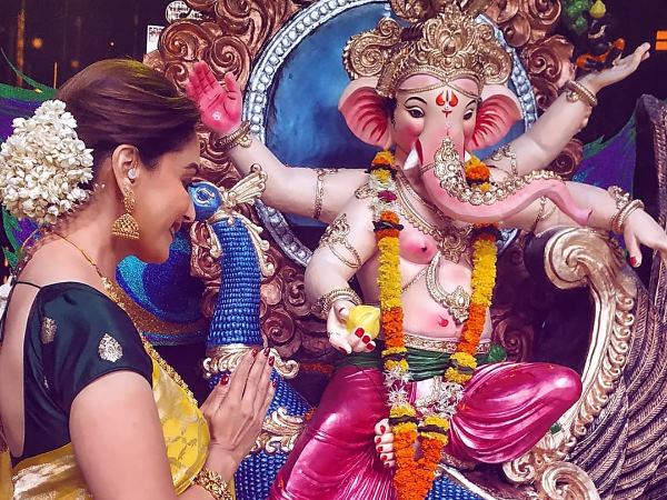 बप्पा से माधुरी ने मांगी दुआ