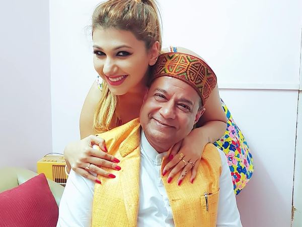 घर में हुई अनूप जलोटा और जसलीन मथारू की एंट्री घर में हुई अनूप जलोटा और जसलीन मथारू की एंट्री